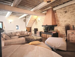 Living area - Charming farmhouse Bed and breakfast or group gîte between Uzès and the Pont du Gard (Argilliers)