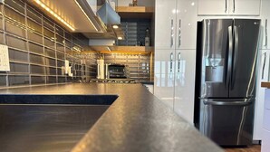 Kaffetrakter/tekoker, kjøleskap, mikrobølgeovn og ovn
