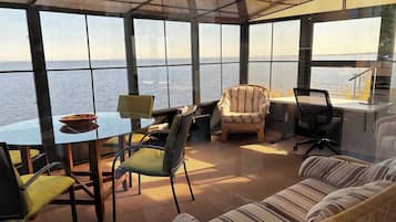 TV, stereo, offices