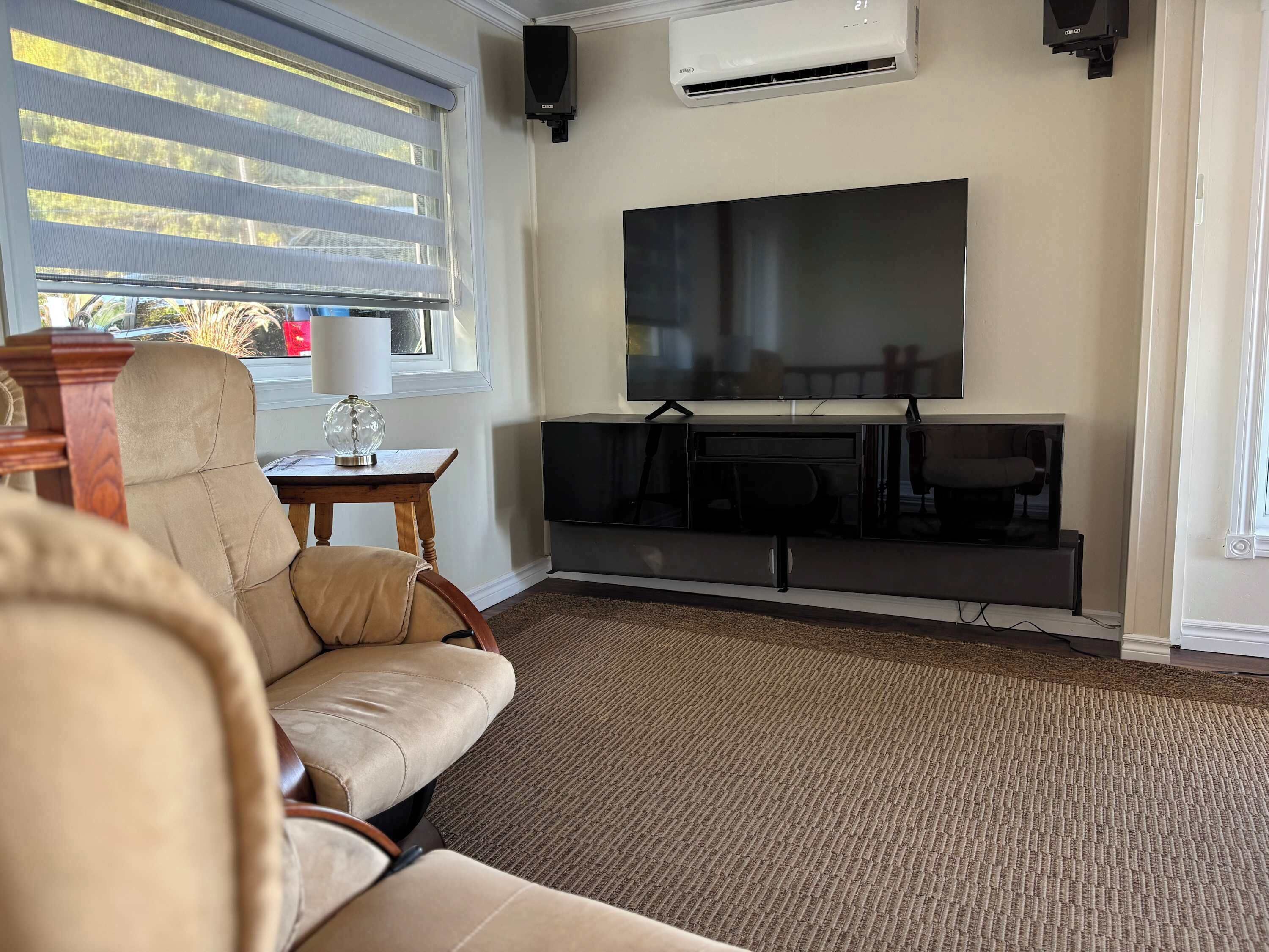 Televisie, een stereo en een kantoor