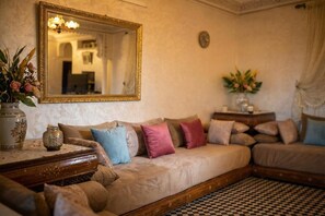 TV - 3 Bedroom Family friendly Apartment in the Heart of Fes el Bali (Fez)