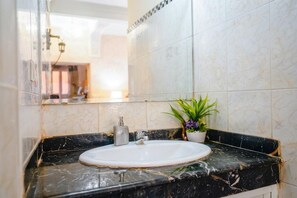 Dusche, Handtücher, Seife, Toilettenpapier