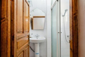 Shower, towels, soap, toilet paper - 3 Bedroom Family friendly Apartment in the Heart of Fes el Bali (Fez)