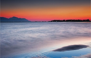 A calm body of water reflecting a sunset with mountains in the background. - Stunning apartment in Opuzen with WiFi (Opuzen)