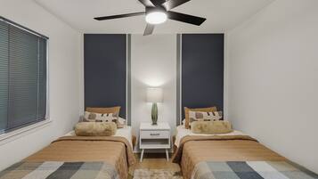 Tabla de planchar con plancha, wifi y ropa de cama