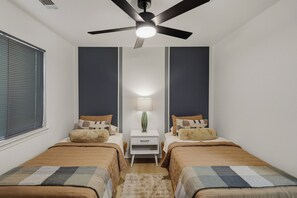 Iron/ironing board, WiFi, bed sheets - Forest Homes Retreat – Mid-Century Modern Comfort in the Heart of Redding (Redding)