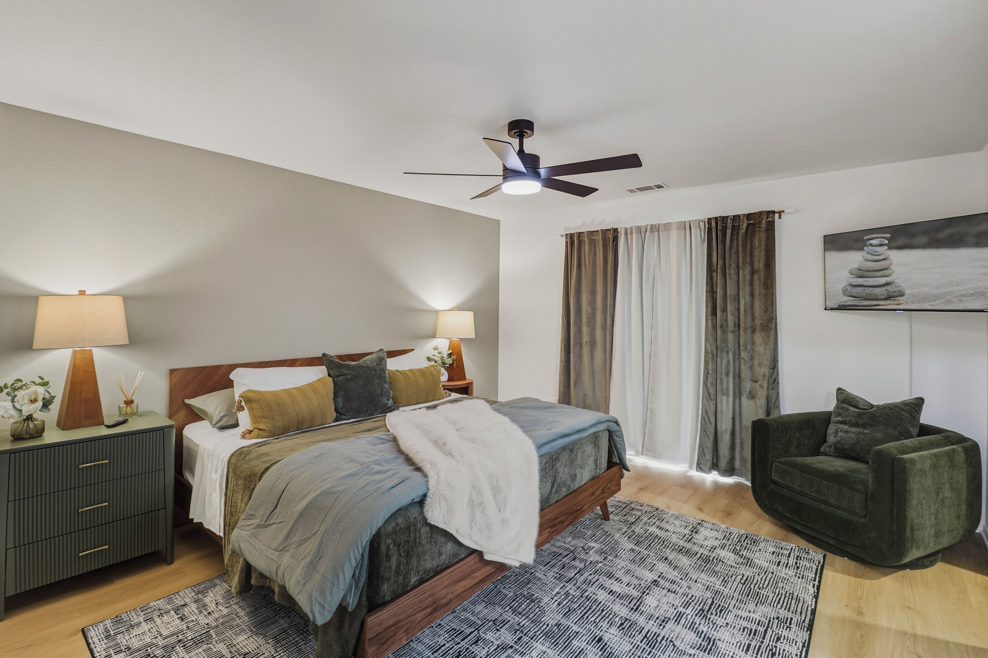 3 slaapkamers, een strijkplank/strijkijzer, wifi, beddengoed