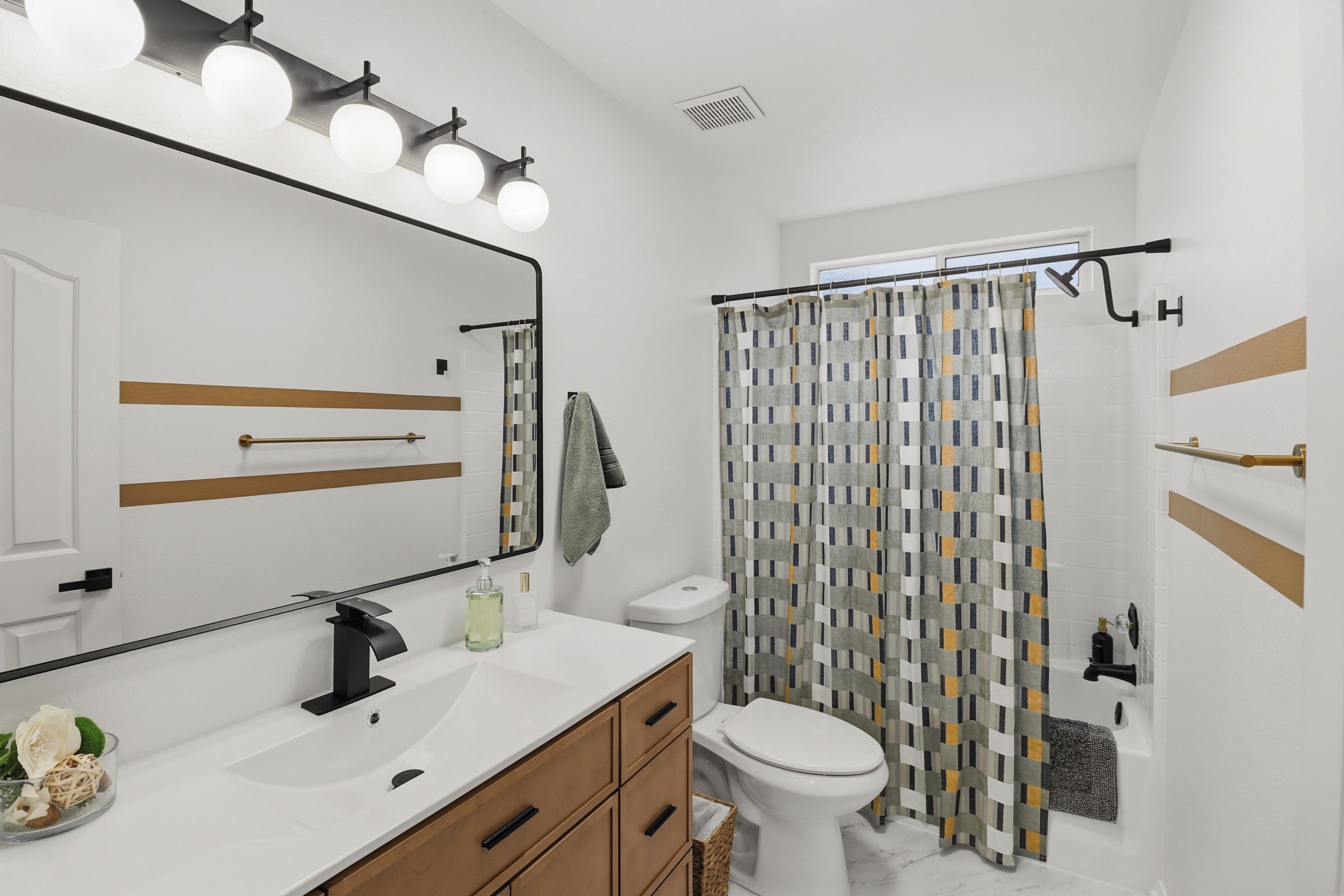 Een douche, een haardroger, handdoeken, zeep