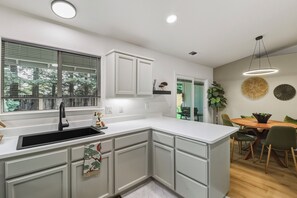 Microwave, oven, stovetop, dishwasher - Forest Homes Retreat – Mid-Century Modern Comfort in the Heart of Redding (Redding)