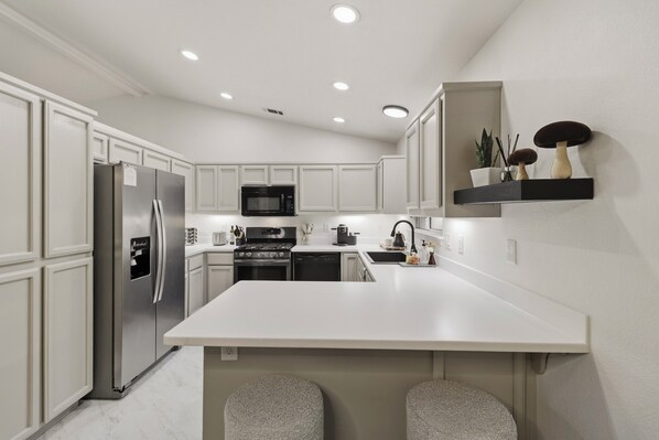 Microwave, oven, stovetop, dishwasher - Forest Homes Retreat – Mid-Century Modern Comfort in the Heart of Redding (Redding)