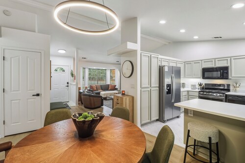 Forest Homes Retreat – Mid-Century Modern Comfort in the Heart of Redding