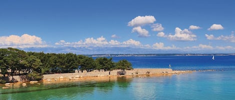 Nær stranden og fisking