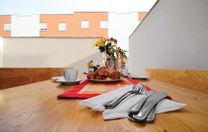 Outdoor dining - 2 bedroom pet friendly apartment in Nin (Nin)