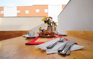 Outdoor dining - Lovely apartment in Nin with swimming pool (Nin)