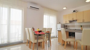Una cucina moderna con mobili in legno, un frigorifero in acciaio inossidabile e un forno integrato.