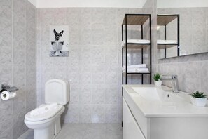 Haartrockner, Bidet, Handtücher, Toilettenpapier