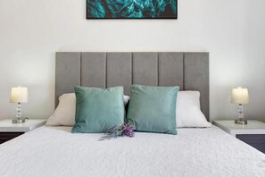 Tabla de planchar con plancha, wifi y ropa de cama 