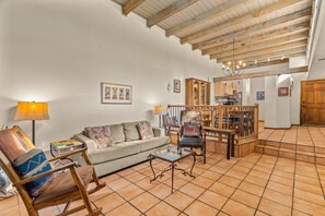 Televisión, chimenea y estéreo 