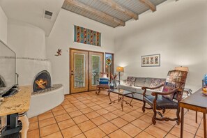 Televisión, chimenea y estéreo 
