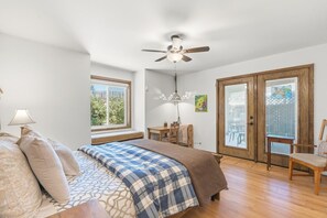 2 Schlafzimmer, Schreibtisch, Bügeleisen/Bügelbrett, Reisekinderbett