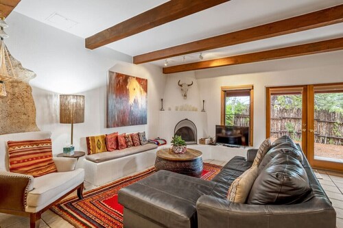 Cielo Grande · Near Santa Fe Plaza, Small Fenced Yard, Parking