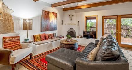 Cielo Grande · Near Santa Fe Plaza, Small Fenced Yard, Parking