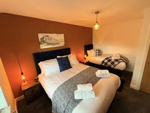 7 bedrooms, individually decorated, individually furnished, free WiFi - The Farm House (Skipton)