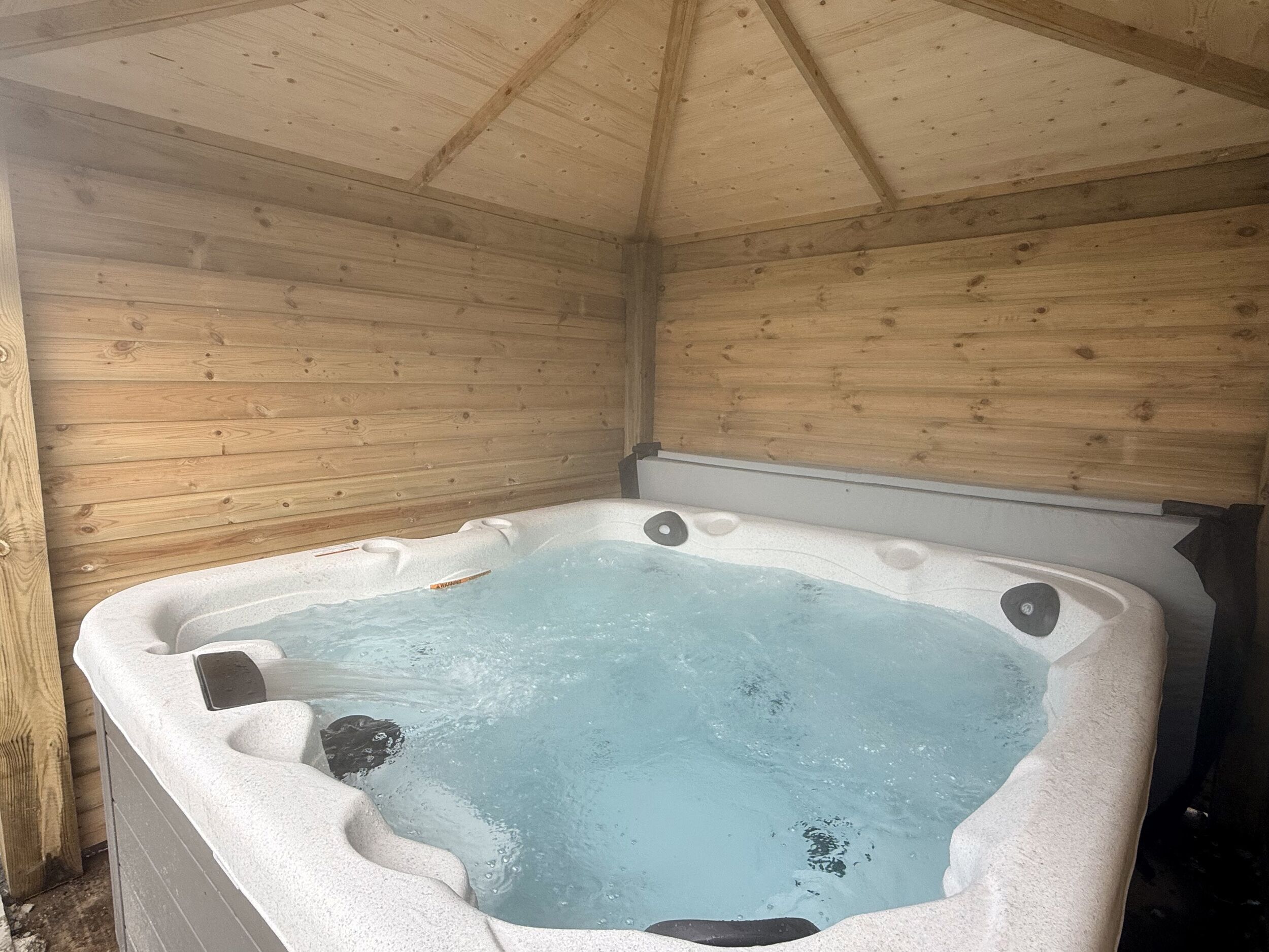 Cottage | Indoor spa tub