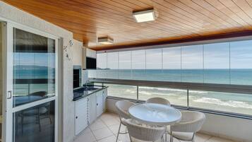 Basic Apartment | Dining