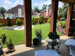 Outdoor dining - Private 1-bedroom apartment in quiet residential neighborhood (Snellville)