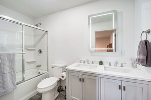 Hair dryer, towels - ‘Mountain Golf’ Family Home w/ Deck in Spruce Pine (Spruce Pine)