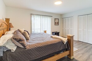 3 bedrooms, desk, iron/ironing board, Internet - ‘Mountain Golf’ Family Home w/ Deck in Spruce Pine (Spruce Pine)