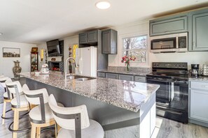 Fridge, microwave, stovetop, dishwasher - ‘Mountain Golf’ Family Home w/ Deck in Spruce Pine (Spruce Pine)