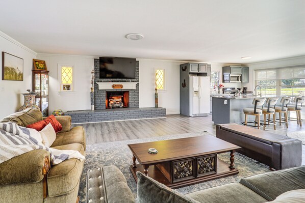 TV, fireplace, books - ‘Mountain Golf’ Family Home w/ Deck in Spruce Pine (Spruce Pine)