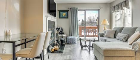 Télévision, cheminée, livres