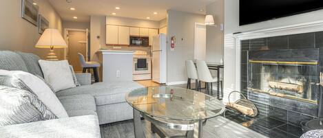 Televisión, chimenea, libros