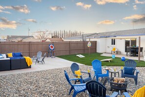 Terrace/patio - Spacious bedroom w King Bed/55" TV/Big fenced yard w games/Dogs OK/Boat parking (Page)