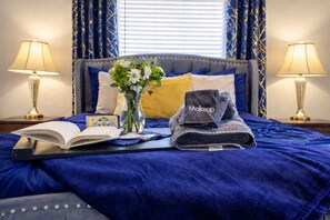 1 bedroom, WiFi, bed sheets, wheelchair access - King Bed, 55" TV, Large yard with games, Dogs welcome (Page)