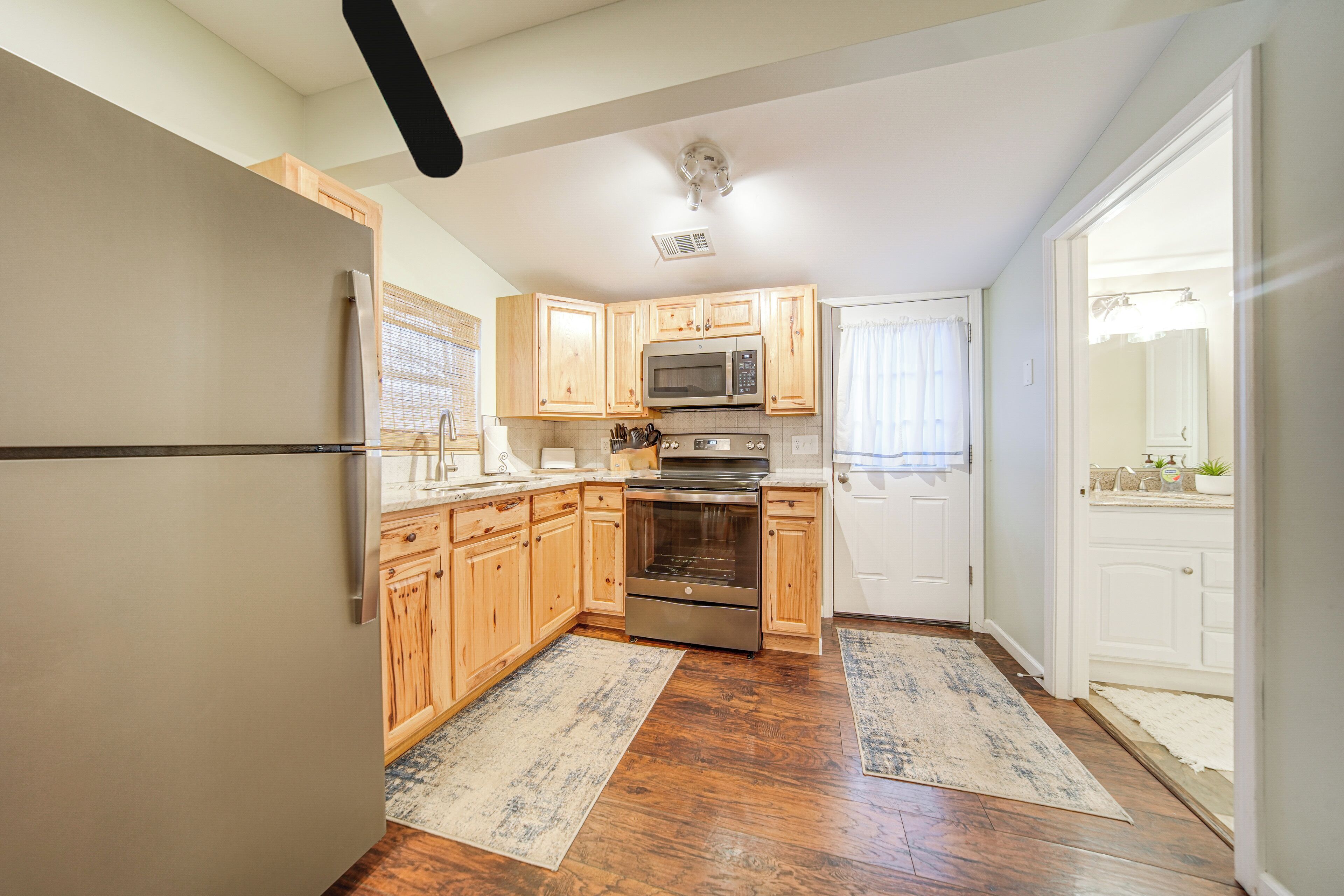 Refrigerador, microondas, parrilla de estufa y cafetera y tetera 