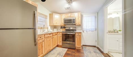 Refrigerador, microondas, parrilla de estufa y cafetera y tetera