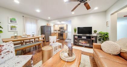 Walk to GOTL strip! Family cottage w/laundry