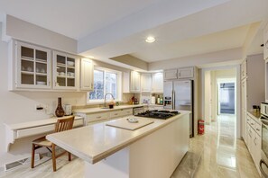 Fridge, microwave, stovetop, dishwasher - 7 Mi to Dtwn Toledo: Spacious Family Home! (Perrysburg)