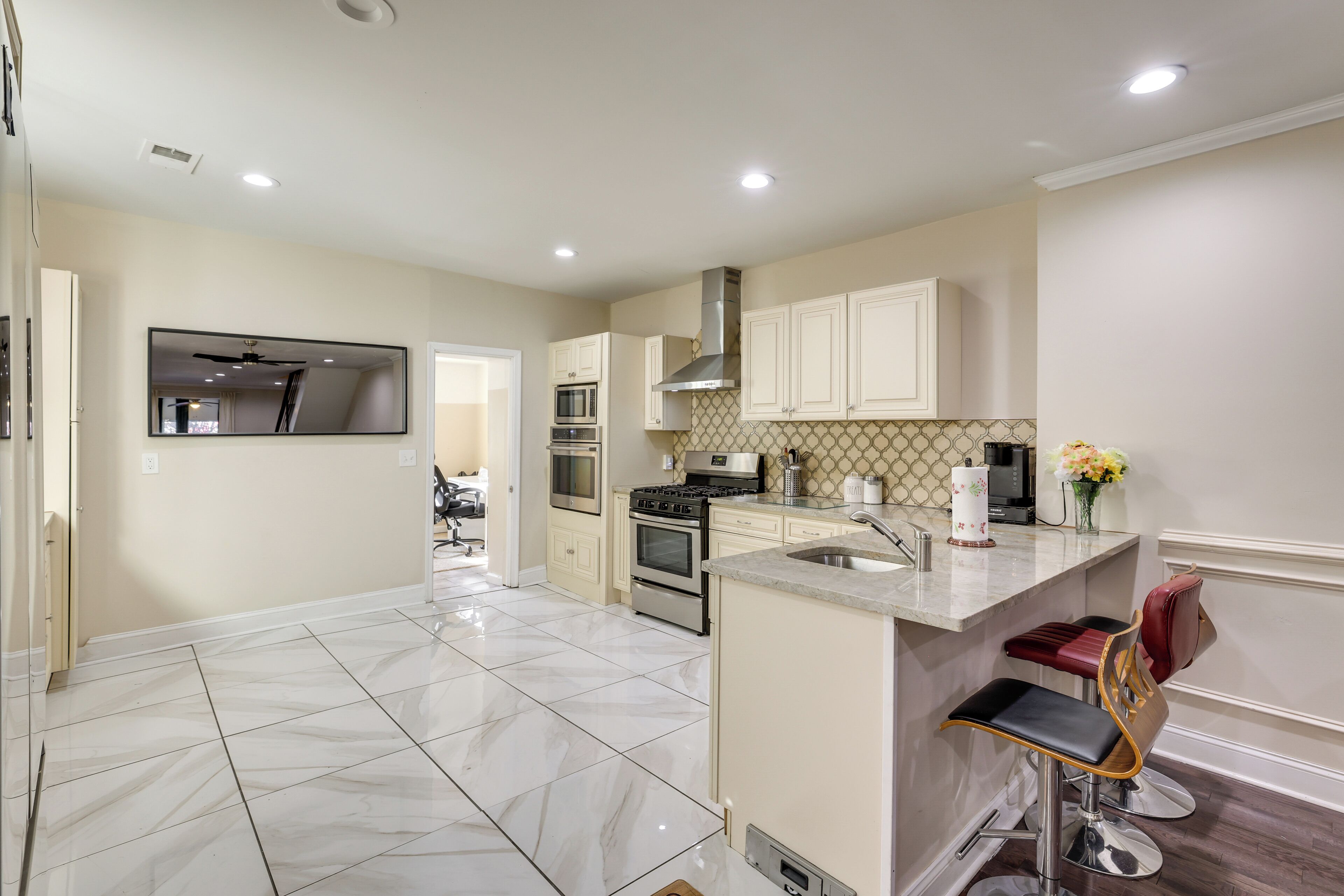 Kühlschrank, Mikrowelle, Herdplatte, Geschirrspüler