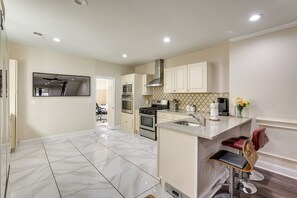 Jääkaappi, mikroaaltouuni, liesi, astianpesukone