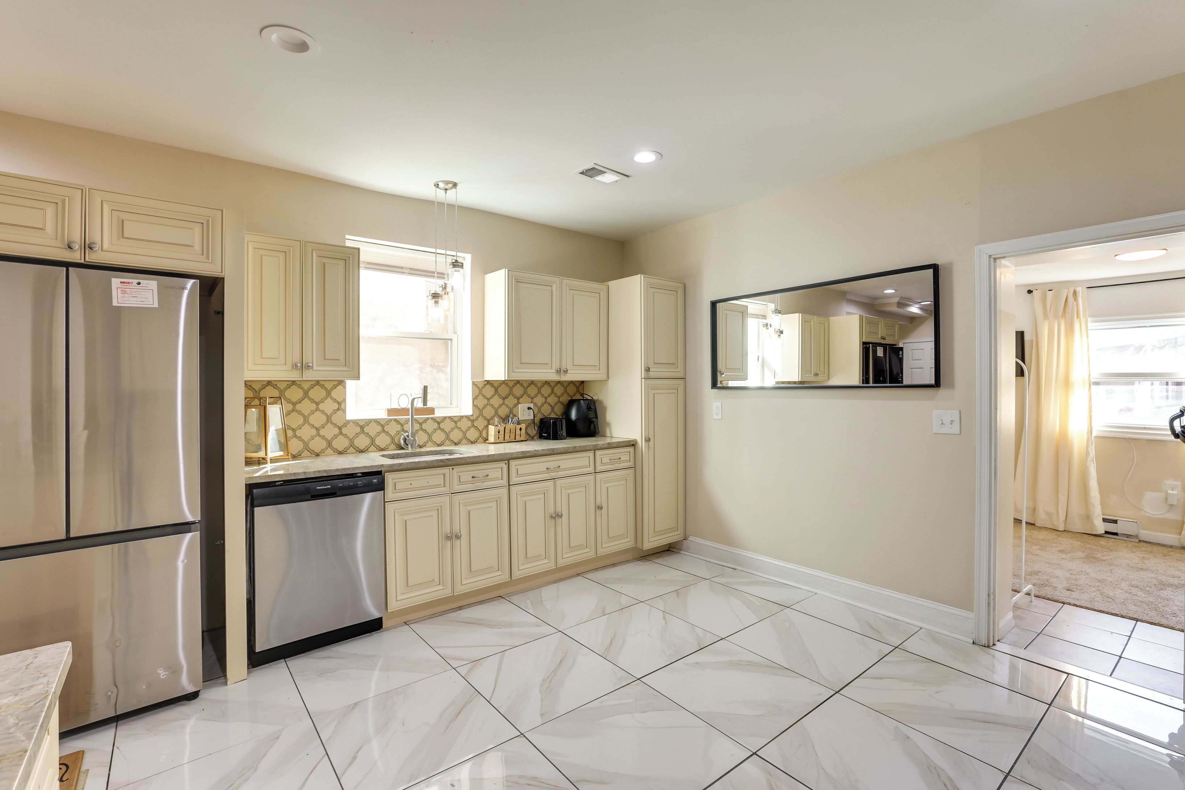 Jääkaappi, mikroaaltouuni, liesi, astianpesukone