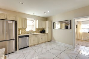 Kühlschrank, Mikrowelle, Herdplatte, Geschirrspüler