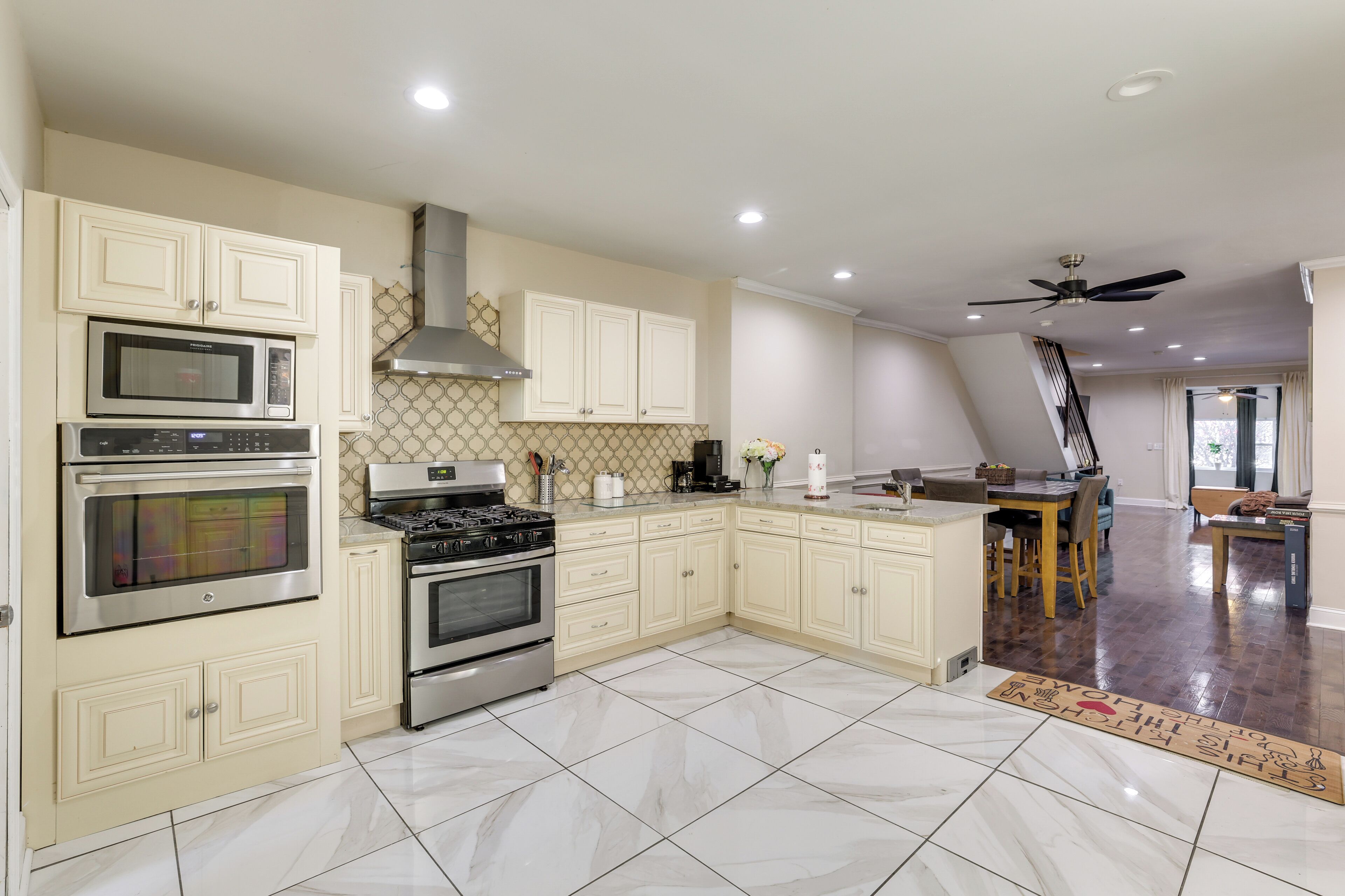 Kühlschrank, Mikrowelle, Herdplatte, Geschirrspüler