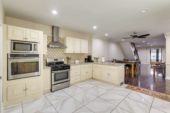 Kühlschrank, Mikrowelle, Herdplatte, Geschirrspüler