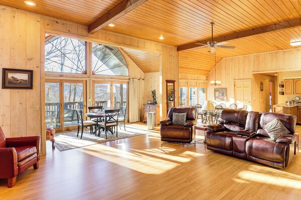 TV, fireplace, books - 2 Mi to Slopes! Spacious Ski Getaway w/ Mtn Views (Mars Hill)