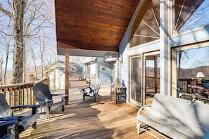 Terrace/patio - 2 Mi to Slopes! Spacious Ski Getaway w/ Mtn Views (Mars Hill)